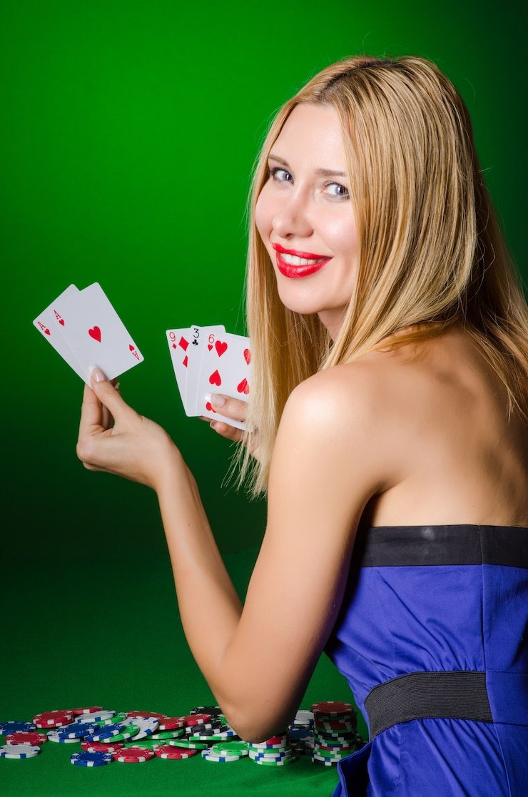 Dealer baccarat Hacksaw Gaming di studio profesional dengan pencahayaan optimal